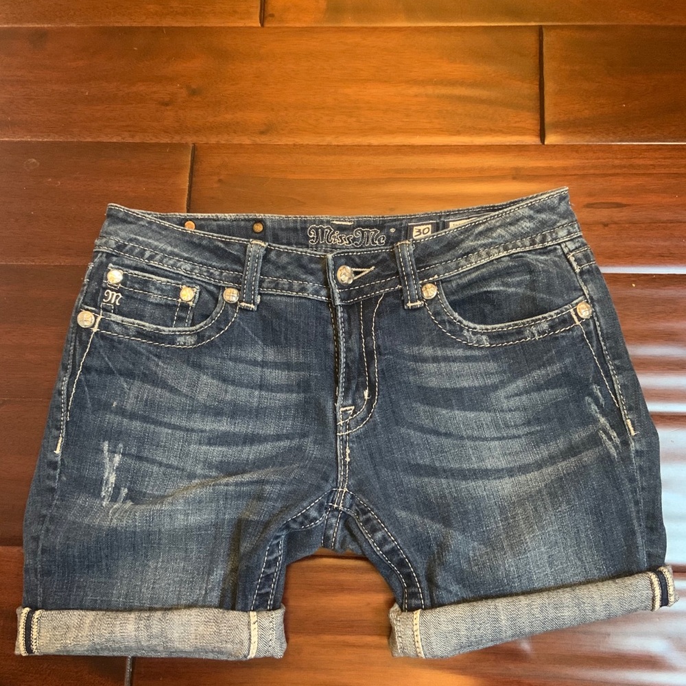 🦄 2/$25 MissMe Distressed Shorts Size 30